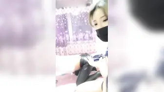 两个美女一起直播其中一个穿着制服上衣玩跳蛋自慰