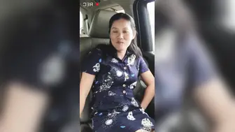 有韵味的熟女妈妈 在车上让你看看她的小秘密 肥美大鲍鱼