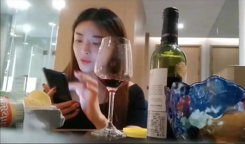 土豪胖哥酒店约啪女神级性感美女