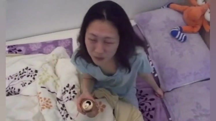 女友合租女闺蜜失恋后自己在家喝多了扯掉我的短裤就舔鸡巴