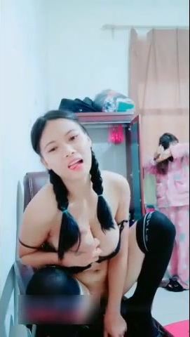 扎两辫子的白嫩巨乳少妇跳蛋自慰邀闺蜜双飞淫乐