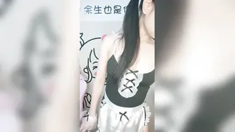 温柔系文静美妞，扎起双马尾一脸清纯，男友疯狂吸奶子一脸享受，女仆装白丝袜，扛起腿就是爆操，搞完全裸自摸诱惑