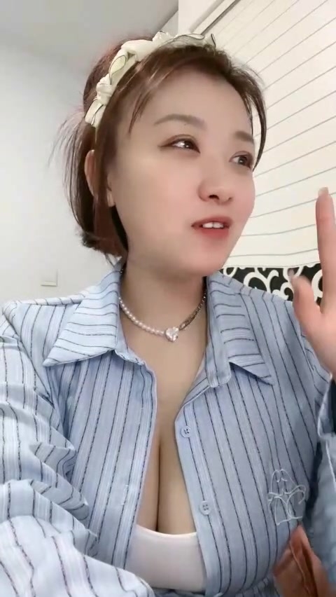 下海甜美小姐姐！一对豪乳呼之欲出！撩下小背心柔软奶子