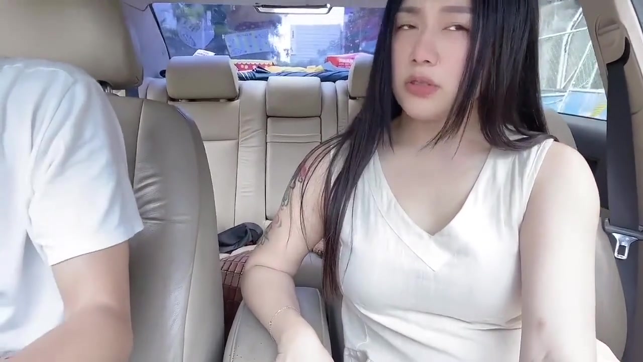 台湾SWAG uber載到淫蕩妹子Daisybaby 在車上無套幹她再口爆