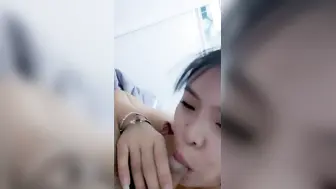 3P男：好吃吗，你是不是晚上没吃饭呢，不舒服，我要放屁。 女：好吃，再说话我给你咬掉，舔得你舒服吗，打死你，这是楼下烧烤店的老板！