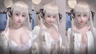 网红小姐姐穿上cosplay衣服准备秀奶