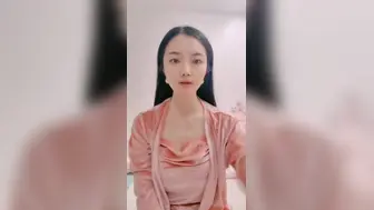 气质美少妇！看似文静骚的很！洗完澡给大家秀