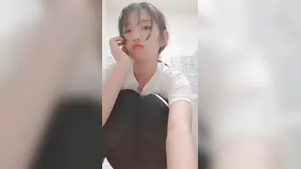 清纯小妹洗手间抠穴自慰