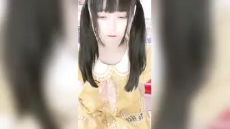 邻居可爱小妹妹♥莉莉酱♥-双马尾黄色lo裙，晶莹水棒PK白虎穴，自慰抽插的好卡哇伊！