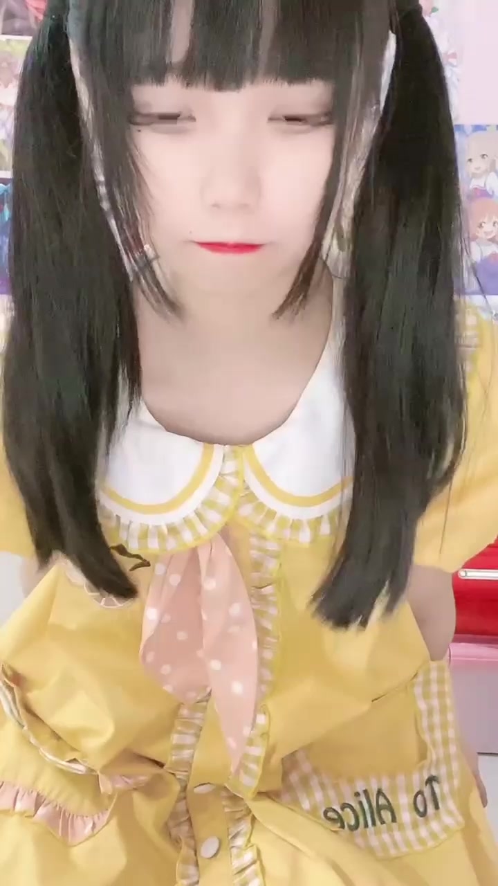 邻居可爱小妹妹♥莉莉酱♥-双马尾黄色lo裙，晶莹水棒PK白虎穴，自慰抽插的好卡哇伊！