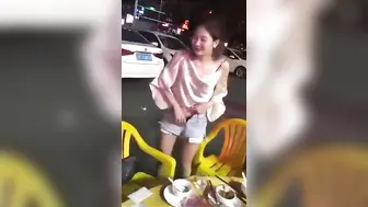 餐馆-夜宵都吃完了跟我说你来姨妈 女的掀起裤子露出卫生巾 我不信于是伸手掏出来甩在桌上