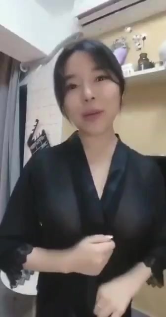 主播脱衣服让粉丝看纹身长得像日本女优