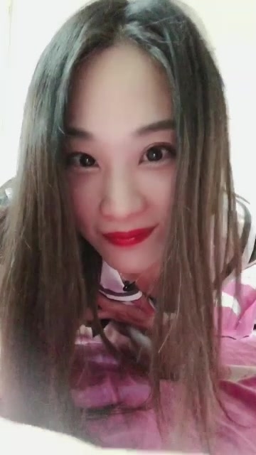 【熟女控】性感妖媚级别少妇，情趣小内衣，闺房里穿上开心露出小骚穴，揉奶，脸上乐开花！