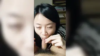 露脸骚女吃的开心，素颜还算是长的不错的