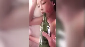 喝酒喝多了也让酒瓶喝点你的水吧