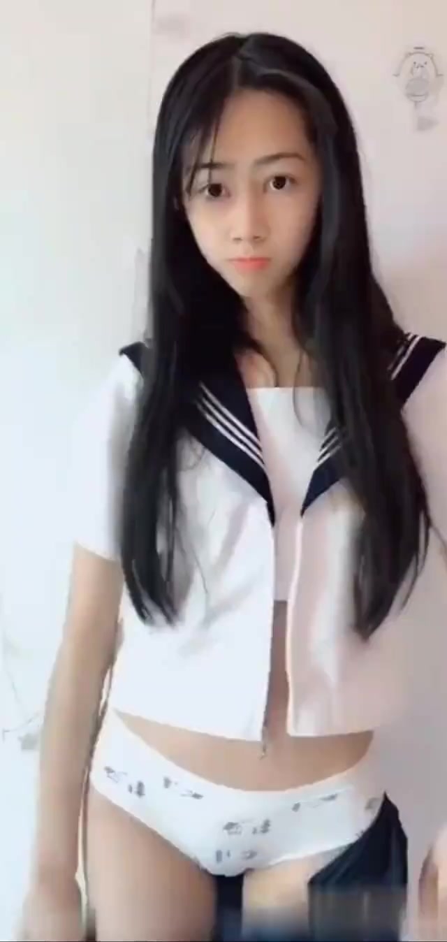 女大学生脱下制服